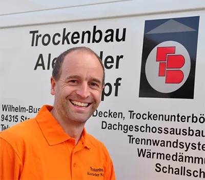 Alexander Kampf vor dem Firmenfahrzeug von Trockenbau Kampf