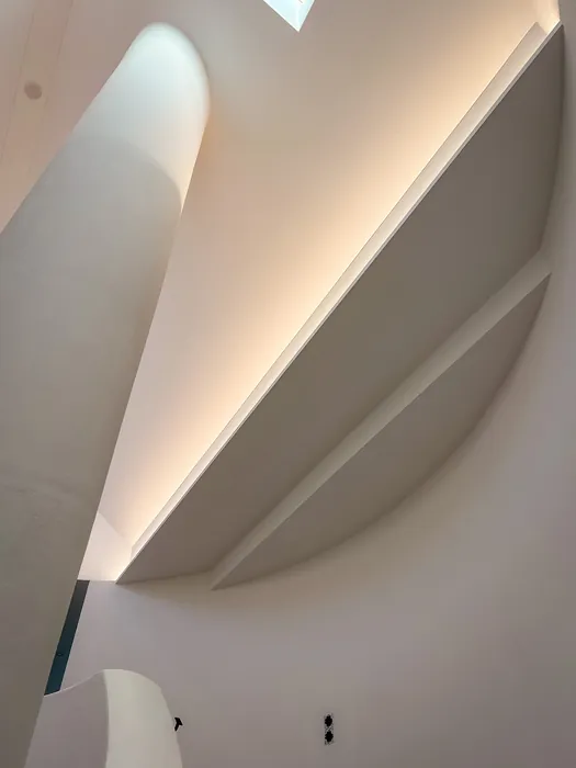 Rundsäule neben abgestuften Lichtvouten