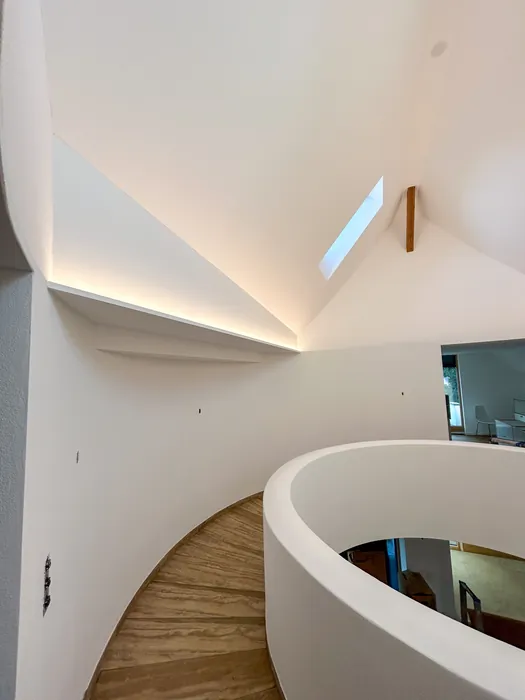 Runde Treppenhauswand mit Lichtvoute und Dachflächenfenster